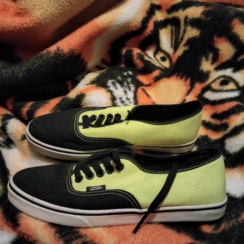 Authentic Rare Mens Vans Gym Shoes US 5.5 Women 7.0 New in Box. Super nice.